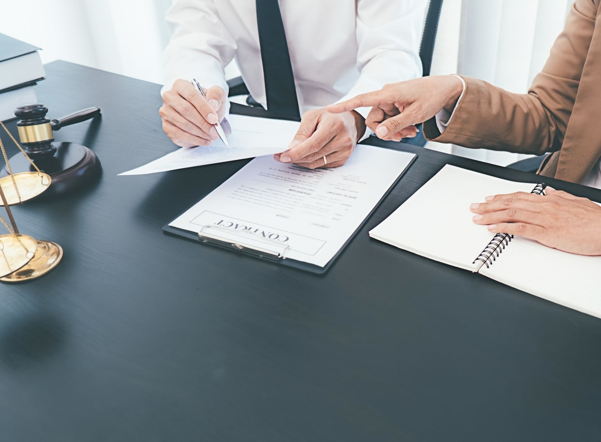 Duas pessoas a olhar para um contrato